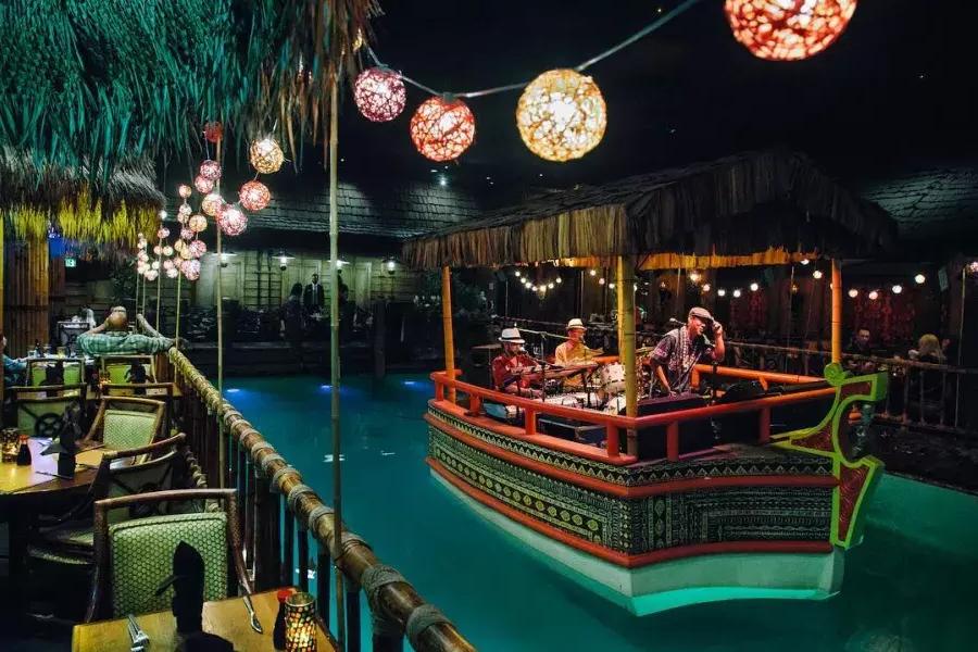 A banda da casa toca na lagoa do mundialmente famoso 汤加的酒吧 no 费尔蒙酒店 de São Francisco.