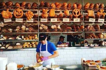 面包师在贝博体彩app的石香肠面包房制作发酵面团面包.