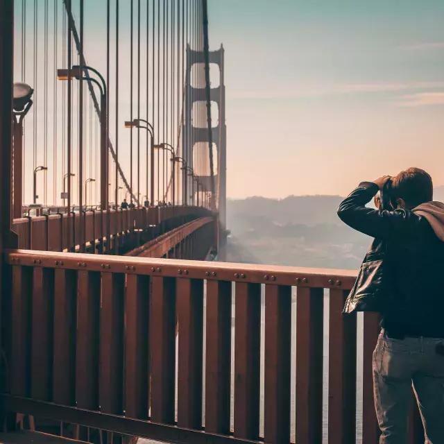 男人在金门大桥拍照