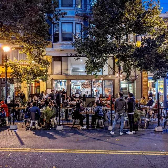 A crowd enjoys food and drink along 贝博体彩app的 Valencia Street