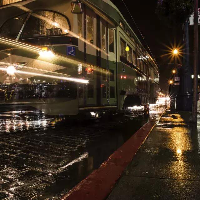 雨の夜の路面電車